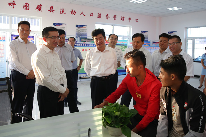 9月12日，自治区党委常委、纪委书记罗东川在呼图壁县流动人口服务管理中心检查指导工作。_副本.jpg